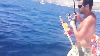 Маркос вываживает блестящую рыбу на морской рыбалке у Пальма-де-Майорки
