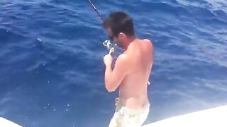 Маркос вываживает блестящую рыбу на морской рыбалке у Пальма-де-Майорки