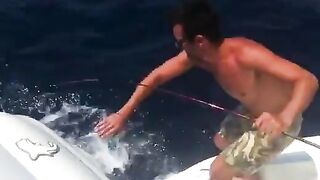Маркос вываживает блестящую рыбу на морской рыбалке у Пальма-де-Майорки