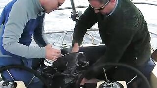 Поимка пятнистой рыбы после снижения хода лодки у Ольбии на Сардинии