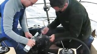 Поимка пятнистой рыбы после снижения хода лодки у Ольбии на Сардинии