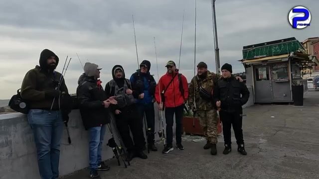 Встреча друзей и необычный спинорог при сильном ветре в Неаполе