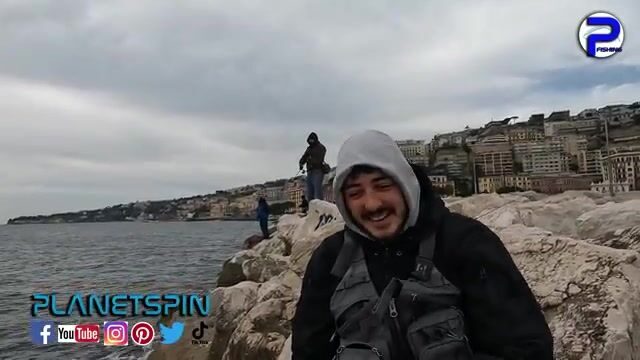 Встреча друзей и необычный спинорог при сильном ветре в Неаполе