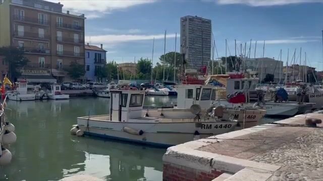 Рыбаки в порту Римини объяснили стоянку лодок дорогим топливом и слизью в сетях