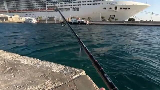 Первый заброс с мола на Миконосе во время круизной стоянки
