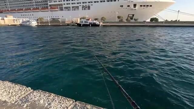 Первый заброс с мола на Миконосе во время круизной стоянки