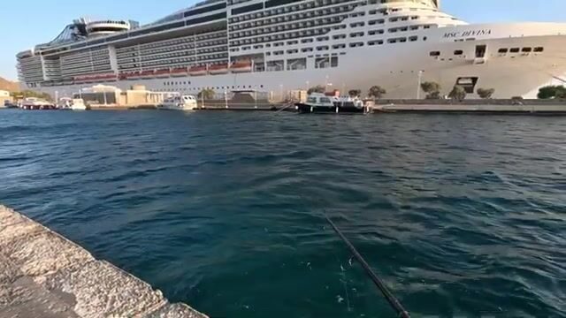 Первый заброс с мола на Миконосе во время круизной стоянки