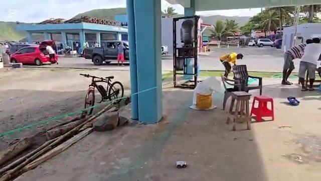 Новая сеть и улов с макрелью в рыбном порту Деннери, Сент-Люсия