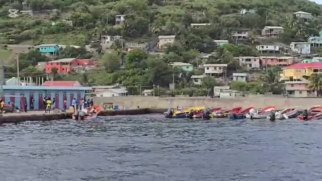 Новая сеть и улов с макрелью в рыбном порту Деннери, Сент-Люсия