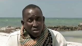 Совместная закупка, сушка и соление рыбы женским кооперативом в Сенегале