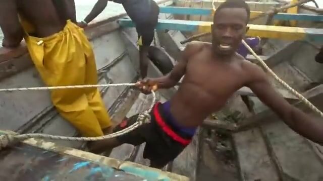 Тяжелый выход за сардиной в море у побережья Сенегала