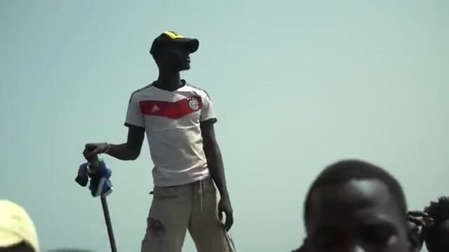 Тяжелый выход за сардиной в море у побережья Сенегала