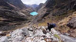 Вытягивание сети с форелью из озера в перуанских Андах