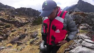 Вытягивание сети с форелью из озера в перуанских Андах