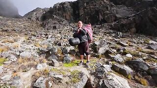 Вытягивание сети с форелью из озера в перуанских Андах