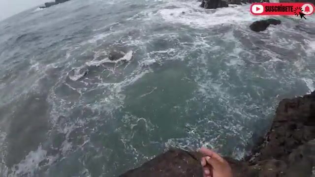Ручной леской у скал в Перу я снял несколько бурро и отпустил около четырех мелких
