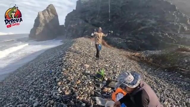 Хуго и Хорхе-Хуан взяли лорн и чит на каменной гряде Плайя-Чика в Перу