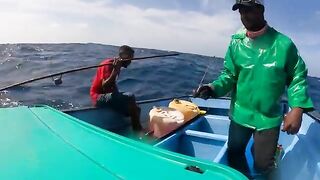 Поимка крупного тунца и возвращение в темноте у Тринидада