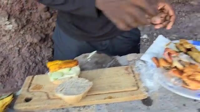 Рыбные бургеры после подводной охоты у острова Рок-Форт на Сент-Винсенте