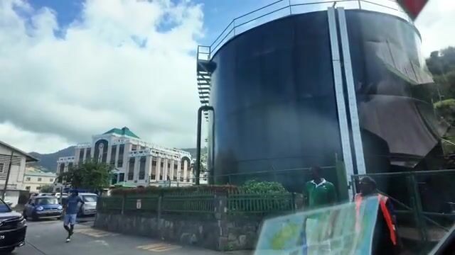 Капитан Кен показал крюк с веревкой и буем в рыбацком поселке на Сент-Винсенте