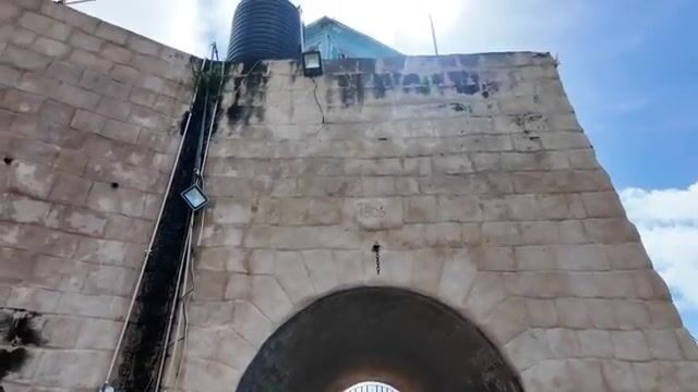 Капитан Кен показал крюк с веревкой и буем в рыбацком поселке на Сент-Винсенте