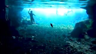 Майкл подстрелил скумбрию и перешел на мелководный риф Самоа после появления акул
