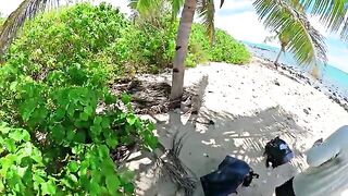 Крупная морская рыба взяла желто-зеленую приманку и ушла обратно в воду на Самоа