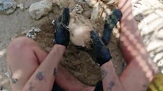 Крупная морская рыба взяла желто-зеленую приманку и ушла обратно в воду на Самоа