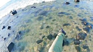 Крупная морская рыба взяла желто-зеленую приманку и ушла обратно в воду на Самоа