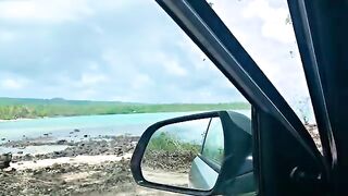 Крупная морская рыба взяла желто-зеленую приманку и ушла обратно в воду на Самоа