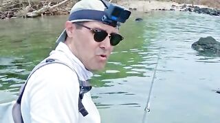Крупная морская рыба взяла желто-зеленую приманку и ушла обратно в воду на Самоа