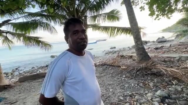 Час наблюдения за женщинами с ружьями для подводной охоты у Адары в Восточном Тиморе