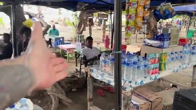 Час наблюдения за женщинами с ружьями для подводной охоты у Адары в Восточном Тиморе