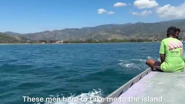 Час наблюдения за женщинами с ружьями для подводной охоты у Адары в Восточном Тиморе
