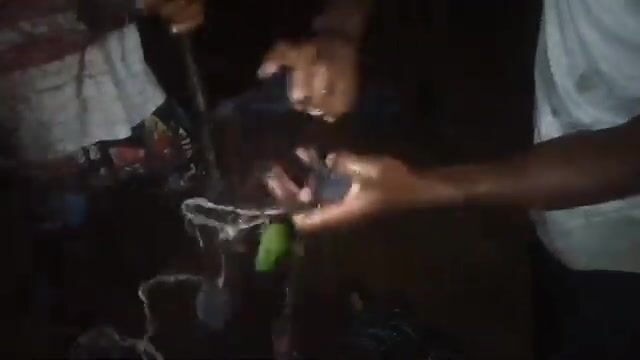 Большой улов летучей рыбы после долгой выборки на берегу у Сан-Томе и Принсипи