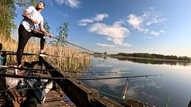 Крупный карась в подсаке на натуральную наживку, Польша
