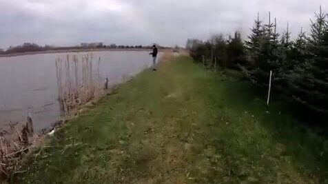 Подготовка к береговой ловле щуки в Польше при плюс шести градусах