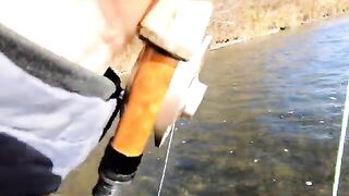 Хариус на нимфу с помощью сына на реке Сан в Польше
