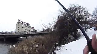 Первая кумжа на пилькер среди снега в Гдыне Орлово в Польше