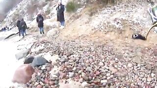 Первая кумжа на пилькер среди снега в Гдыне Орлово в Польше