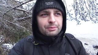 Первая кумжа на пилькер среди снега в Гдыне Орлово в Польше