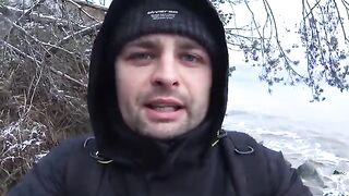 Первая кумжа на пилькер среди снега в Гдыне Орлово в Польше