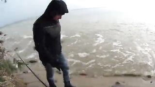Первая кумжа на пилькер среди снега в Гдыне Орлово в Польше
