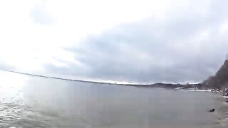 Первая кумжа на пилькер среди снега в Гдыне Орлово в Польше