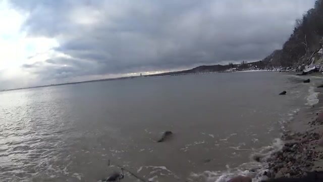Первая кумжа на пилькер среди снега в Гдыне Орлово в Польше