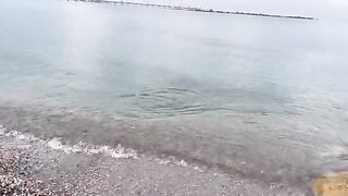Ловля бычков и большого краба на пляже в Констанце