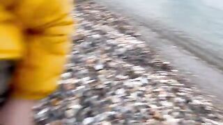 Ловля бычков и большого краба на пляже в Констанце
