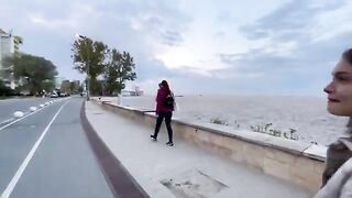 Ловля бычков и большого краба на пляже в Констанце