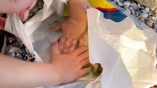 Ловля бычков и большого краба на пляже в Констанце