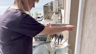 Ловля бычков и большого краба на пляже в Констанце